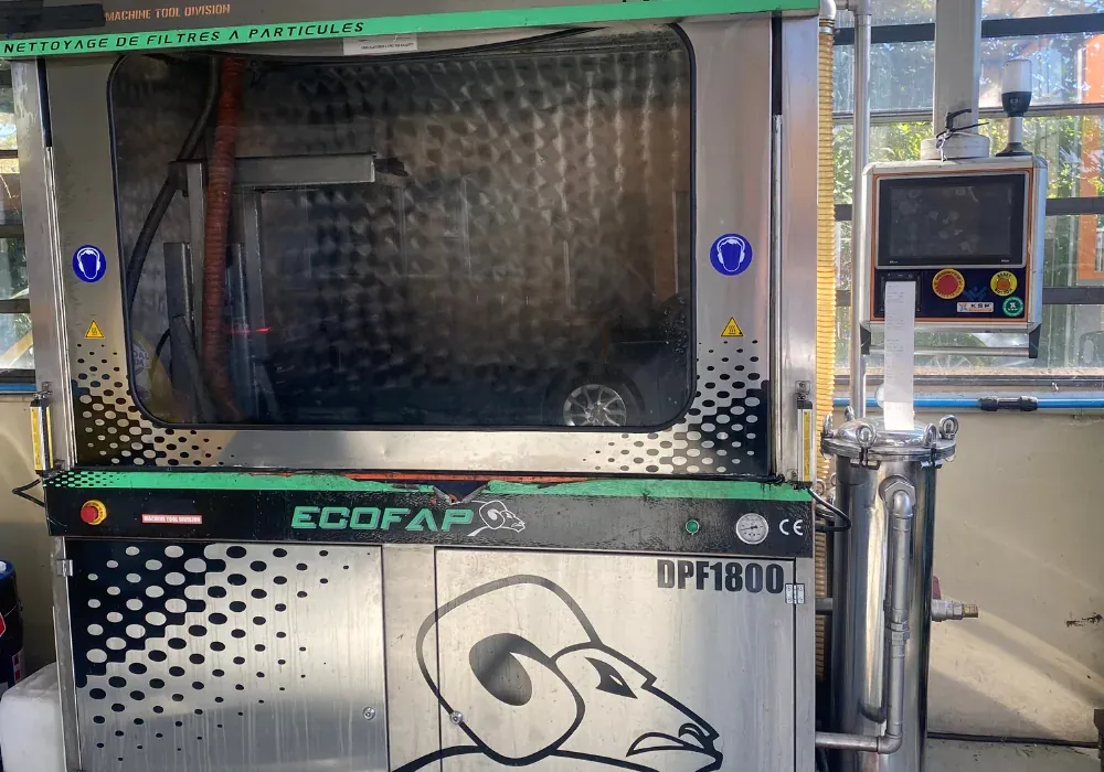 La machine de nettoyage ECOFAP DPF1800 avec son pupitre de mesure, à l'atelier de Rumilly